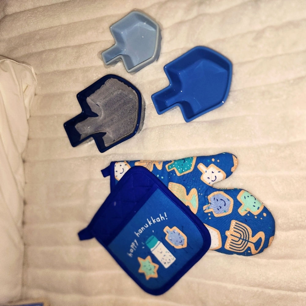 Hanukkah oven mitts and dreidel nesting bowl set